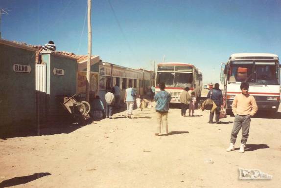 Ponto de parada de ônibus no percurso entre Cochabamba e La Paz, na Bolívia (viagem de Julho de 1990)